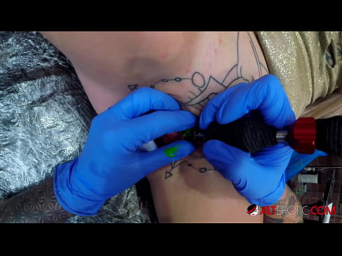 ❤️ Sully Savage mai tsananin jarfa ta yi tattoo a kan kwarin ta ❤️❌ Batsa na Rasha ❌❤